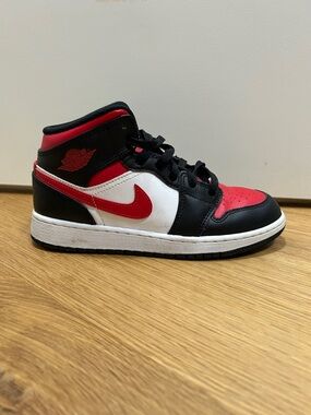 Nike Air Jordan 1 Mid - Black, Red & White
